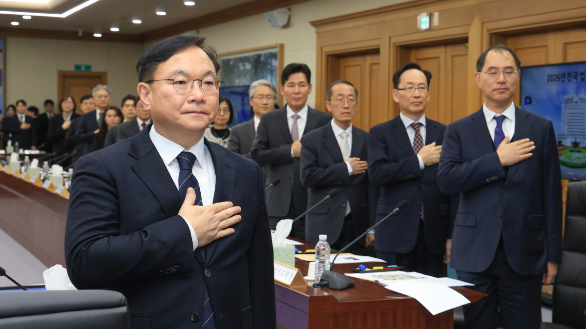 ▲박영재 법원행정처장을 비롯한 법원장들이 25일 오후 서울 서초동 대법원 청사에서 열린 전국법원장회의 임시회의에서 국민의례를 하고 있다. 회의 안건은 재판소원 도입, 법 왜곡죄 신설, 대법관 증원 법안 등이다. (뉴시스)