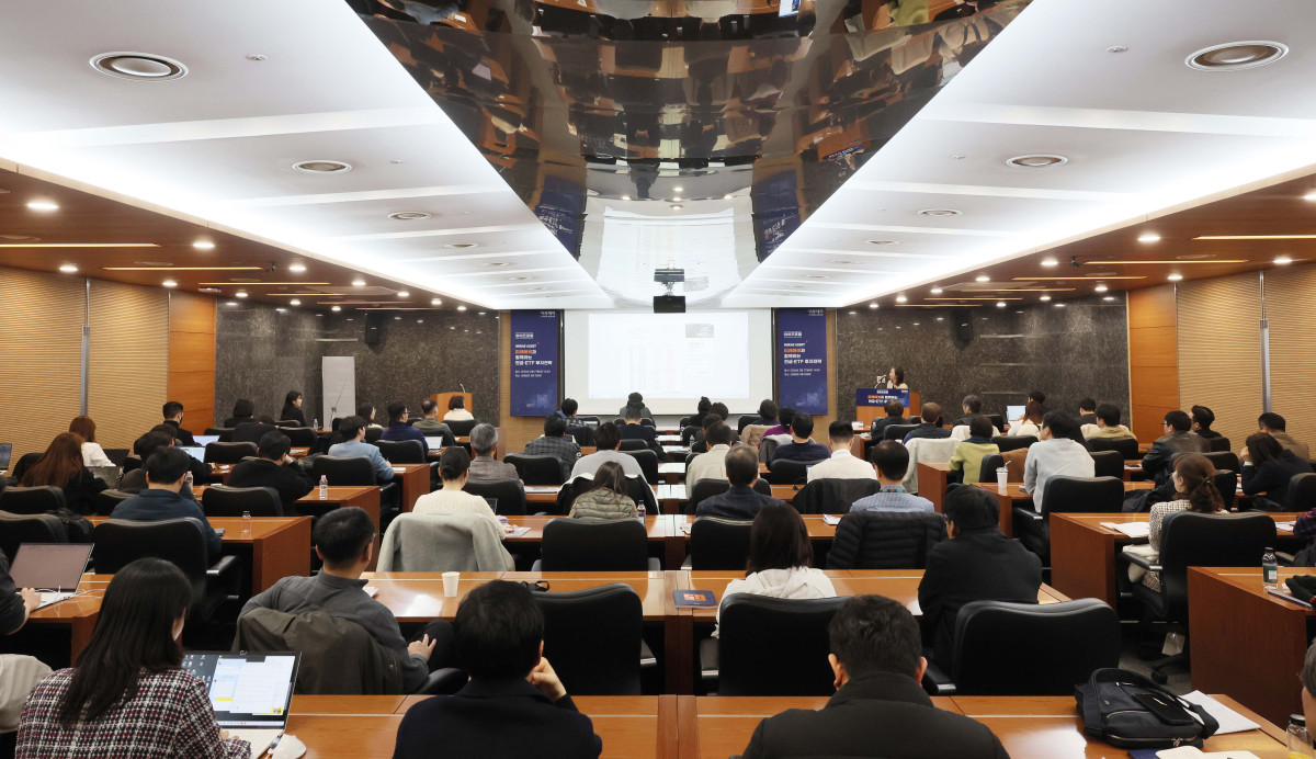 ▲오은미 미래에셋투자와연금센터 팀장이 27일 서울 강남구 건설회관에서 열린 와이즈포럼 ‘미래에셋과 함께하는 연금·ETF 투자전략’에서 ‘연금자산관리, 속도보다 방향이 중요하다’를 주제로 강연하고 있다. 이투데이가 주최한 와이즈(WISE)포럼은 급변하는 경제·금융 환경 속에서 투자자들이 올바른 투자 지식과 시장 이해를 바탕으로 스스로 합리적인 재무 의사결정을 할 수 있도록 돕기 위해 마련됐다. 신태현 기자 holjjak@
