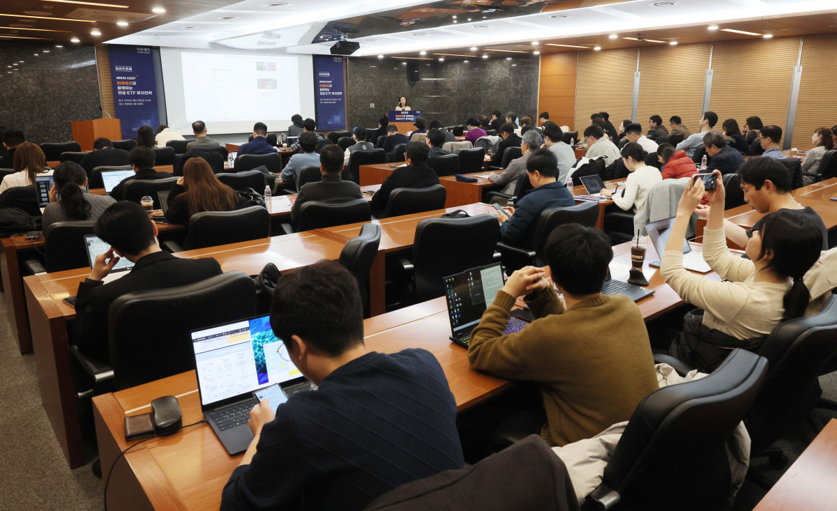▲오은미 미래에셋투자와연금센터 팀장이 27일 서울 강남구 건설회관에서 열린 와이즈포럼 ‘미래에셋과 함께하는 연금·ETF 투자전략’에서 ‘연금자산관리, 속도보다 방향이 중요하다’를 주제로 강연하고 있다. 이투데이가 주최한 와이즈(WISE)포럼은 급변하는 경제·금융 환경 속에서 투자자들이 올바른 투자 지식과 시장 이해를 바탕으로 스스로 합리적인 재무 의사결정을 할 수 있도록 돕기 위해 마련됐다. 신태현 기자 holjjak@
