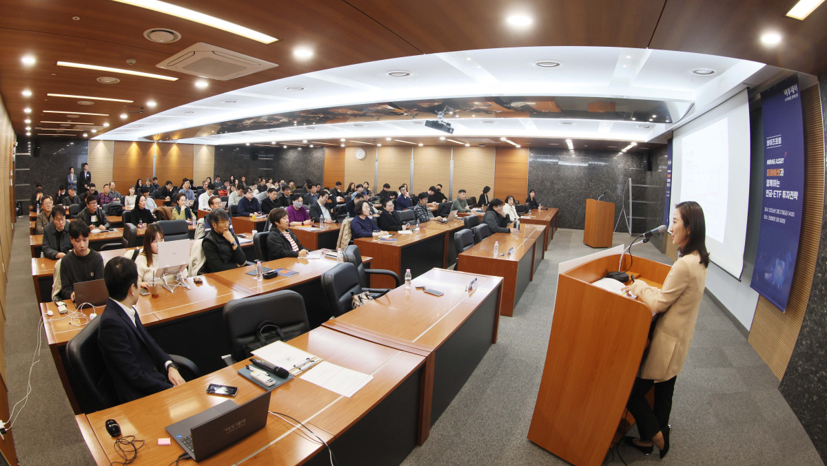 ▲오은미 미래에셋투자와연금센터 팀장이 27일 서울 강남구 건설회관에서 열린 와이즈포럼 ‘미래에셋과 함께하는 연금·ETF 투자전략’에서 ‘연금자산관리, 속도보다 방향이 중요하다’를 주제로 강연하고 있다. 이투데이가 주최한 와이즈(WISE)포럼은 급변하는 경제·금융 환경 속에서 투자자들이 올바른 투자 지식과 시장 이해를 바탕으로 스스로 합리적인 재무 의사결정을 할 수 있도록 돕기 위해 마련됐다. 신태현 기자 holjjak@