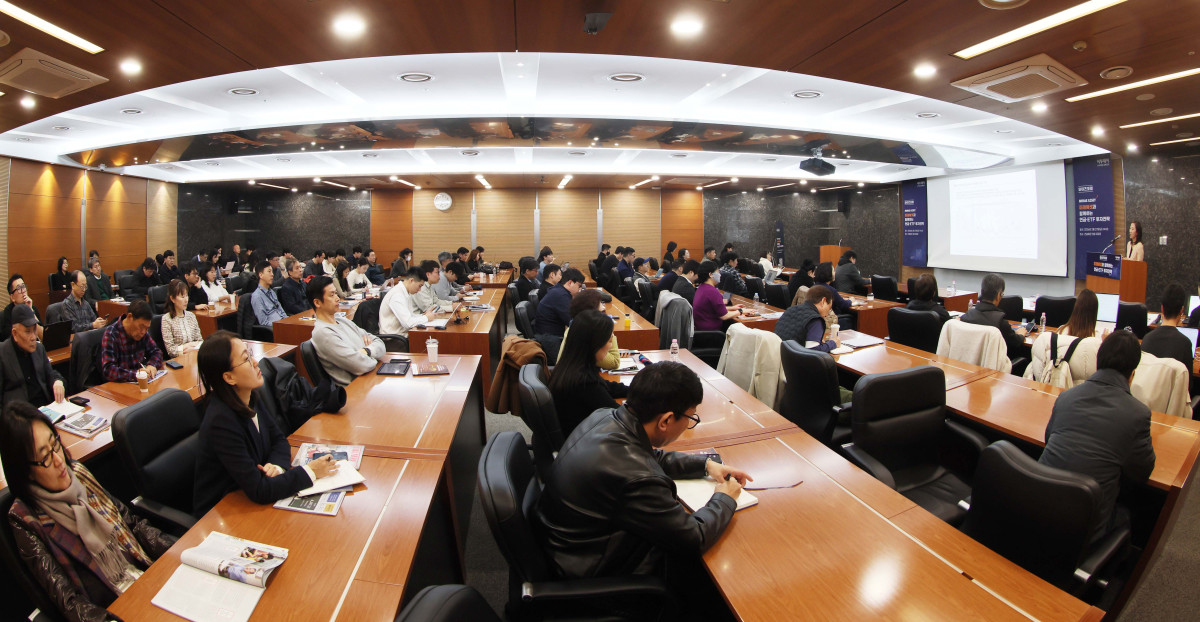 ▲오은미 미래에셋투자와연금센터 팀장이 27일 서울 강남구 건설회관에서 열린 와이즈포럼 ‘미래에셋과 함께하는 연금·ETF 투자전략’에서 ‘연금자산관리, 속도보다 방향이 중요하다’를 주제로 강연하고 있다. 이투데이가 주최한 와이즈(WISE)포럼은 급변하는 경제·금융 환경 속에서 투자자들이 올바른 투자 지식과 시장 이해를 바탕으로 스스로 합리적인 재무 의사결정을 할 수 있도록 돕기 위해 마련됐다. 신태현 기자 holjjak@