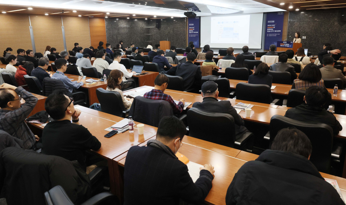 ▲오은미 미래에셋투자와연금센터 팀장이 27일 서울 강남구 건설회관에서 열린 와이즈포럼 ‘미래에셋과 함께하는 연금·ETF 투자전략’에서 ‘연금자산관리, 속도보다 방향이 중요하다’를 주제로 강연하고 있다. 이투데이가 주최한 와이즈(WISE)포럼은 급변하는 경제·금융 환경 속에서 투자자들이 올바른 투자 지식과 시장 이해를 바탕으로 스스로 합리적인 재무 의사결정을 할 수 있도록 돕기 위해 마련됐다. 신태현 기자 holjjak@