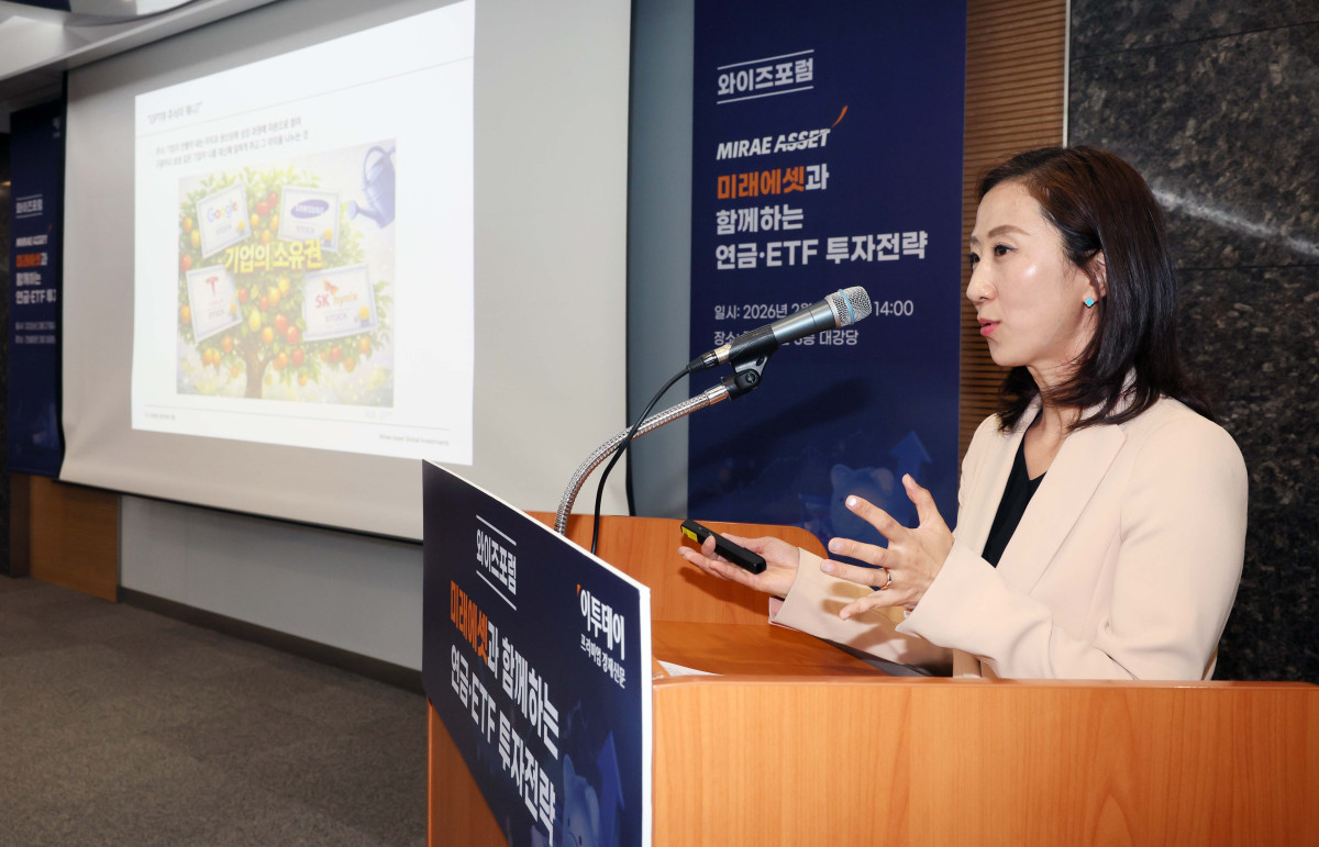 ▲오은미 미래에셋투자와연금센터 팀장이 27일 서울 강남구 건설회관에서 열린 와이즈포럼 ‘미래에셋과 함께하는 연금·ETF 투자전략’에서 ‘연금자산관리, 속도보다 방향이 중요하다’를 주제로 강연하고 있다. 이투데이가 주최한 와이즈(WISE)포럼은 급변하는 경제·금융 환경 속에서 투자자들이 올바른 투자 지식과 시장 이해를 바탕으로 스스로 합리적인 재무 의사결정을 할 수 있도록 돕기 위해 마련됐다. 신태현 기자 holjjak@
