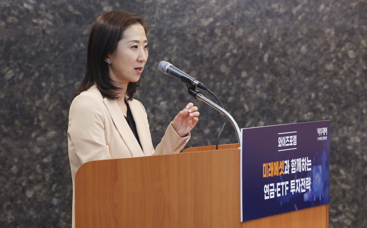 ▲오은미 미래에셋투자와연금센터 팀장이 27일 서울 강남구 건설회관에서 열린 와이즈포럼 ‘미래에셋과 함께하는 연금·ETF 투자전략’에서 ‘연금자산관리, 속도보다 방향이 중요하다’를 주제로 강연하고 있다. 이투데이가 주최한 와이즈(WISE)포럼은 급변하는 경제·금융 환경 속에서 투자자들이 올바른 투자 지식과 시장 이해를 바탕으로 스스로 합리적인 재무 의사결정을 할 수 있도록 돕기 위해 마련됐다. 신태현 기자 holjjak@
