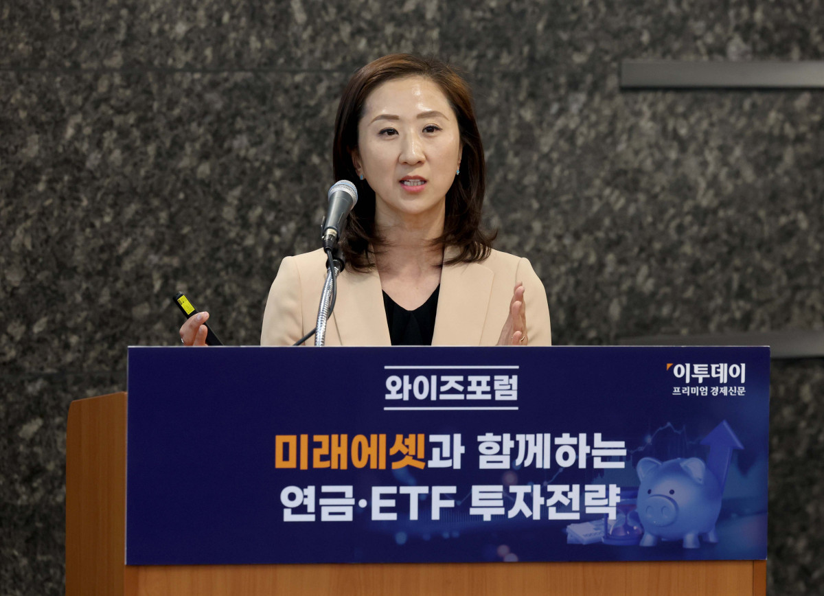 ▲오은미 미래에셋투자와연금센터 팀장이 27일 서울 강남구 건설회관에서 열린 와이즈포럼 ‘미래에셋과 함께하는 연금·ETF 투자전략’에서 ‘연금자산관리, 속도보다 방향이 중요하다’를 주제로 강연하고 있다. 이투데이가 주최한 와이즈(WISE)포럼은 급변하는 경제·금융 환경 속에서 투자자들이 올바른 투자 지식과 시장 이해를 바탕으로 스스로 합리적인 재무 의사결정을 할 수 있도록 돕기 위해 마련됐다. 신태현 기자 holjjak@