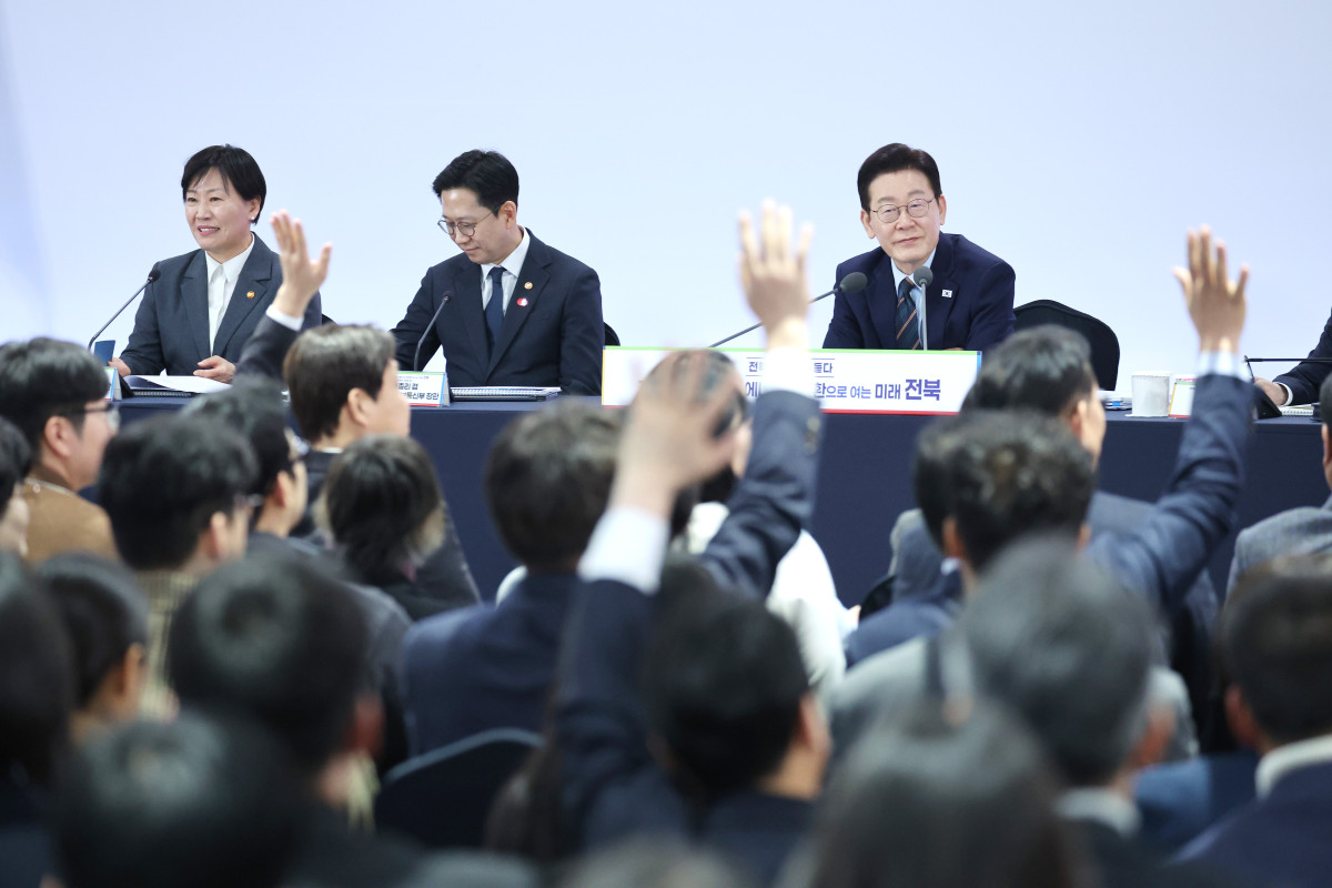 이 대통령 “새만금, 시대 맞게 현실적 조정해야…전북 ‘삼중소외’ 안타까워”