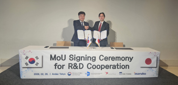▲26일 일본 도쿄 안다즈 호텔에서 열린 ‘한-일 제약바이오 글로벌 R&D MOU 체결식’에서 김영신 중소기업기술정보진흥원장(왼쪽)과 아스텔라스 후지타 슈에이 부사장이 기념촬영을 하고 있다. (사진제공=중소기업기술정보진흥원)