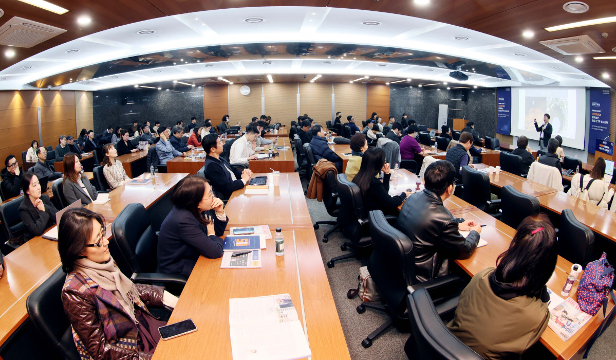 ▲김동엽 미래에셋투자와연금센터 상무가 27일 서울 강남구 건설회관에서 열린 와이즈포럼 ‘미래에셋과 함께하는 연금·ETF 투자전략’에서 ‘연금자산관리, 절약보다 전략이 중요하다’를 주제로 강연하고 있다. 이투데이가 주최한 와이즈(WISE)포럼은 급변하는 경제·금융 환경 속에서 투자자들이 올바른 투자 지식과 시장 이해를 바탕으로 스스로 합리적인 재무 의사결정을 할 수 있도록 돕기 위해 마련됐다. 신태현 기자 holjjak@