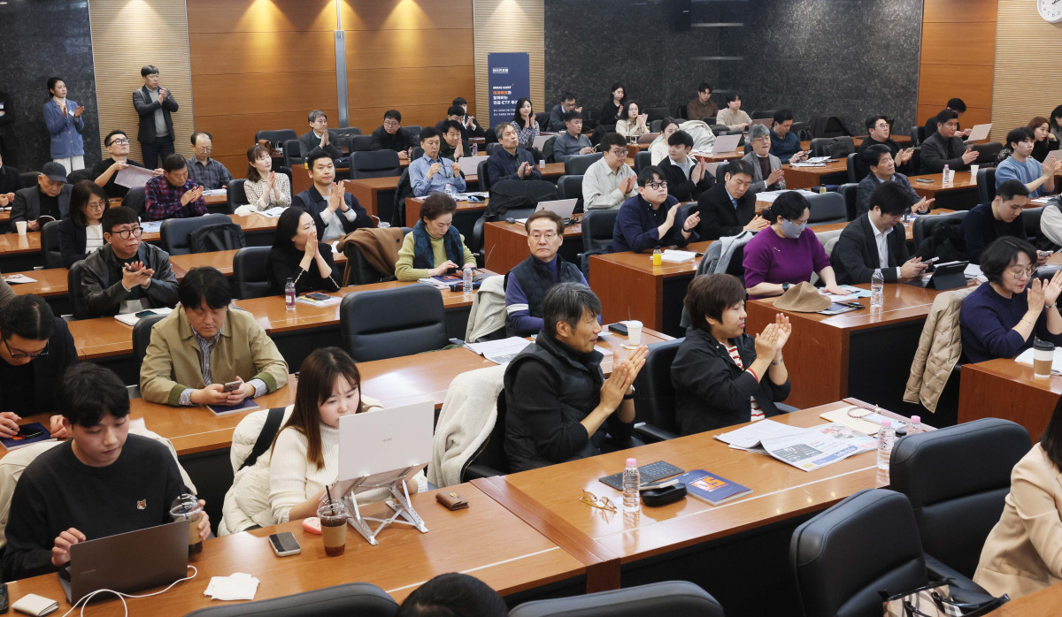 ▲27일 서울 강남구 건설회관에서 열린 와이즈포럼 ‘미래에셋과 함께하는 연금·ETF 투자전략’에서 참석자들이 전문가의 강연을 경청하고 있다. 이투데이가 주최한 와이즈(WISE)포럼은 급변하는 경제·금융 환경 속에서 투자자들이 올바른 투자 지식과 시장 이해를 바탕으로 스스로 합리적인 재무 의사결정을 할 수 있도록 돕기 위해 마련됐다. 신태현 기자 holjjak@
