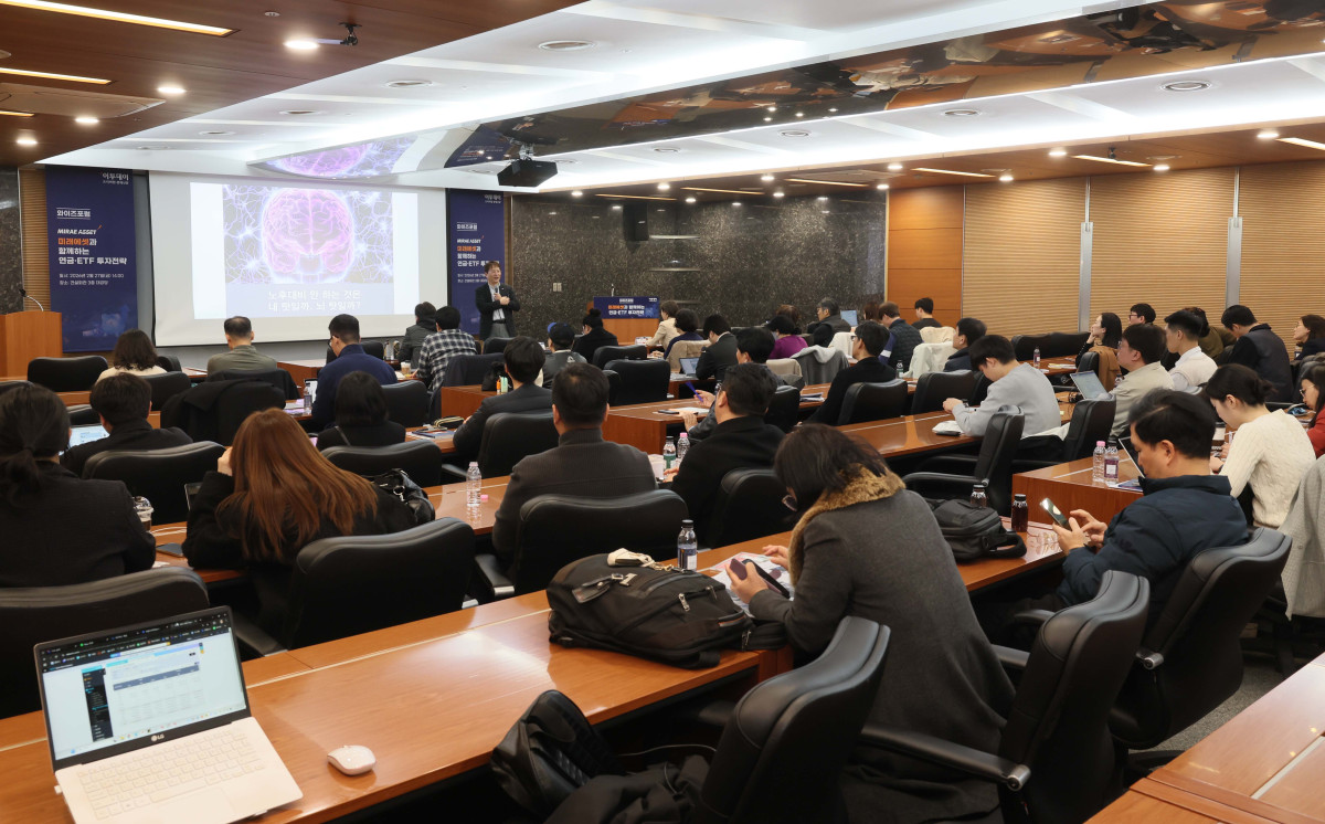 ▲김동엽 미래에셋투자와연금센터 상무가 27일 서울 강남구 건설회관에서 열린 와이즈포럼 ‘미래에셋과 함께하는 연금·ETF 투자전략’에서 ‘연금자산관리, 절약보다 전략이 중요하다’를 주제로 강연하고 있다. 이투데이가 주최한 와이즈(WISE)포럼은 급변하는 경제·금융 환경 속에서 투자자들이 올바른 투자 지식과 시장 이해를 바탕으로 스스로 합리적인 재무 의사결정을 할 수 있도록 돕기 위해 마련됐다. 신태현 기자 holjjak@