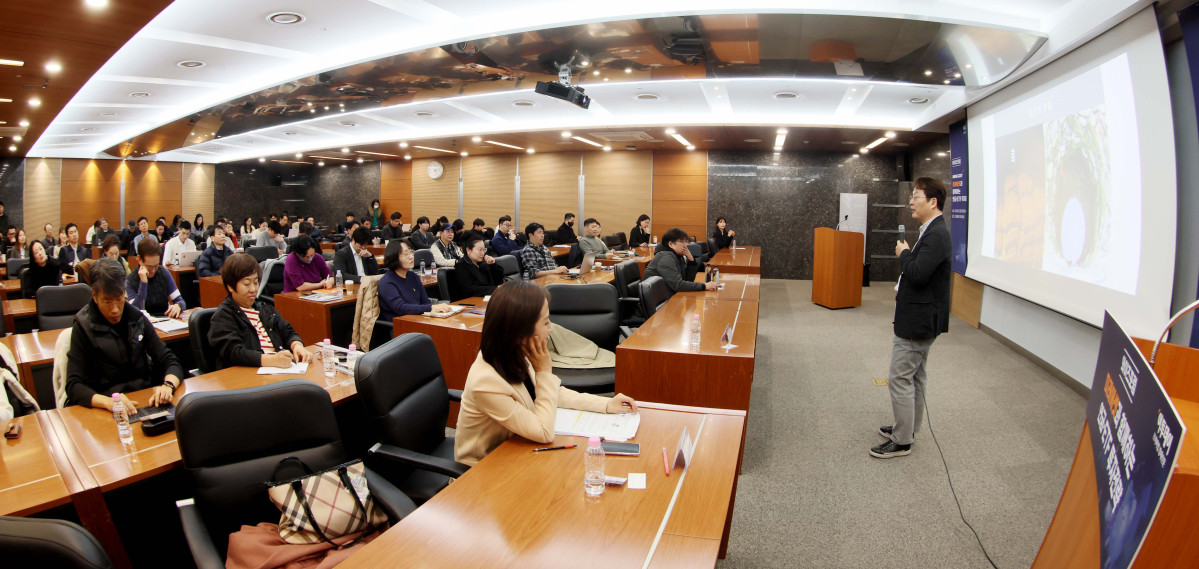 ▲김동엽 미래에셋투자와연금센터 상무가 27일 서울 강남구 건설회관에서 열린 와이즈포럼 ‘미래에셋과 함께하는 연금·ETF 투자전략’에서 ‘연금자산관리, 절약보다 전략이 중요하다’를 주제로 강연하고 있다. 이투데이가 주최한 와이즈(WISE)포럼은 급변하는 경제·금융 환경 속에서 투자자들이 올바른 투자 지식과 시장 이해를 바탕으로 스스로 합리적인 재무 의사결정을 할 수 있도록 돕기 위해 마련됐다. 신태현 기자 holjjak@