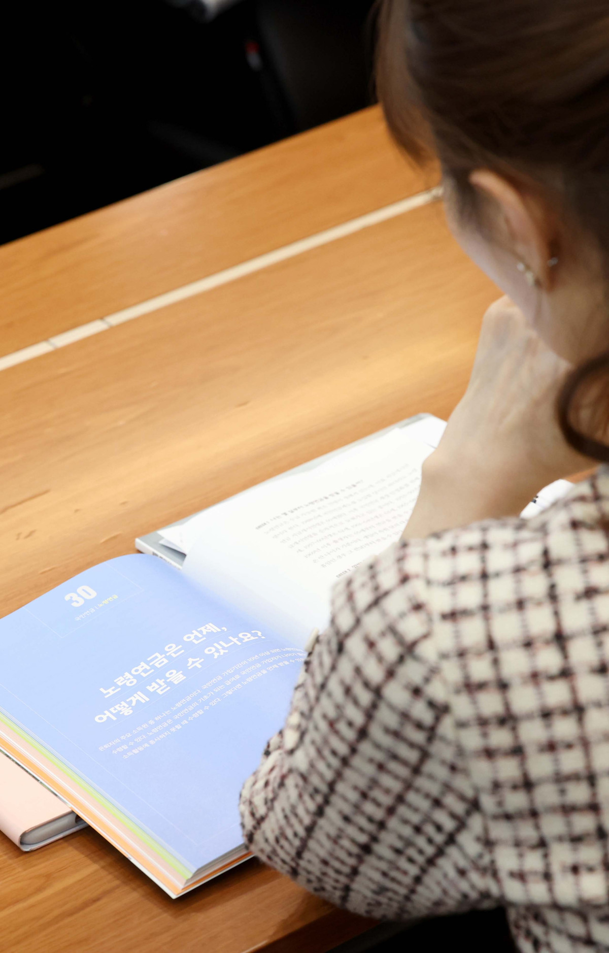 ▲27일 서울 강남구 건설회관에서 열린 와이즈포럼 ‘미래에셋과 함께하는 연금·ETF 투자전략’에서 한 참석자가 관련자료를 읽고 있다. 이투데이가 주최한 와이즈(WISE)포럼은 급변하는 경제·금융 환경 속에서 투자자들이 올바른 투자 지식과 시장 이해를 바탕으로 스스로 합리적인 재무 의사결정을 할 수 있도록 돕기 위해 마련됐다. 신태현 기자 holjjak@