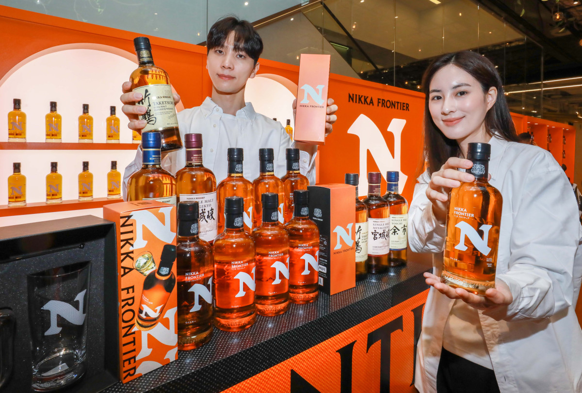 ▲27일 오전 서울 영등포구에 위치한 더현대 서울 지하 1층 '닛카 프론티어 론칭' 팝업스토어에서 직원들이 위스키를 소개하고 있다. (사진제공=현대백화점)