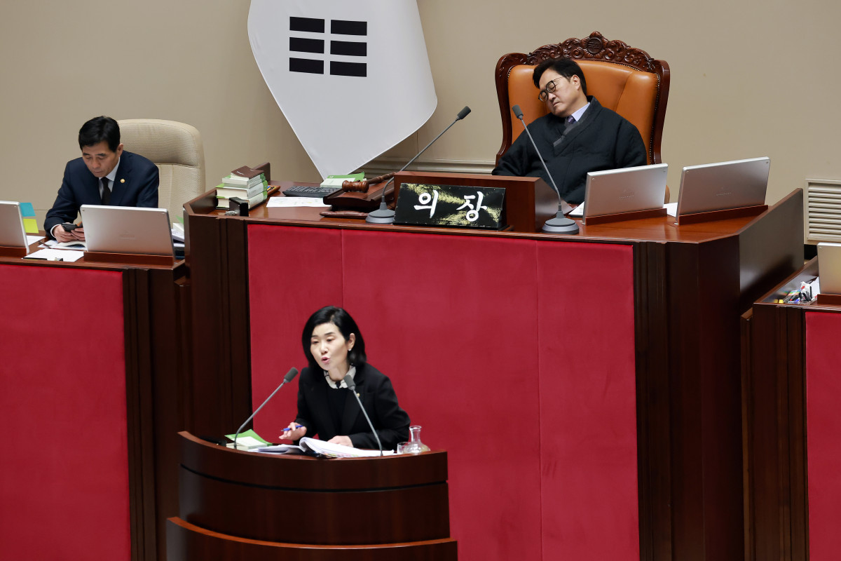 ▲국민의힘 김희정 의원이 27일 국회에서 열린 2월 임시국회 8차 본회의에서 전날 상정된 재판소원제법(헌법재판소법 개정안)에 대한 무제한 토론을 하는 가운데 우원식 국회의장이 의장석을 지키고 있다. (연합뉴스)