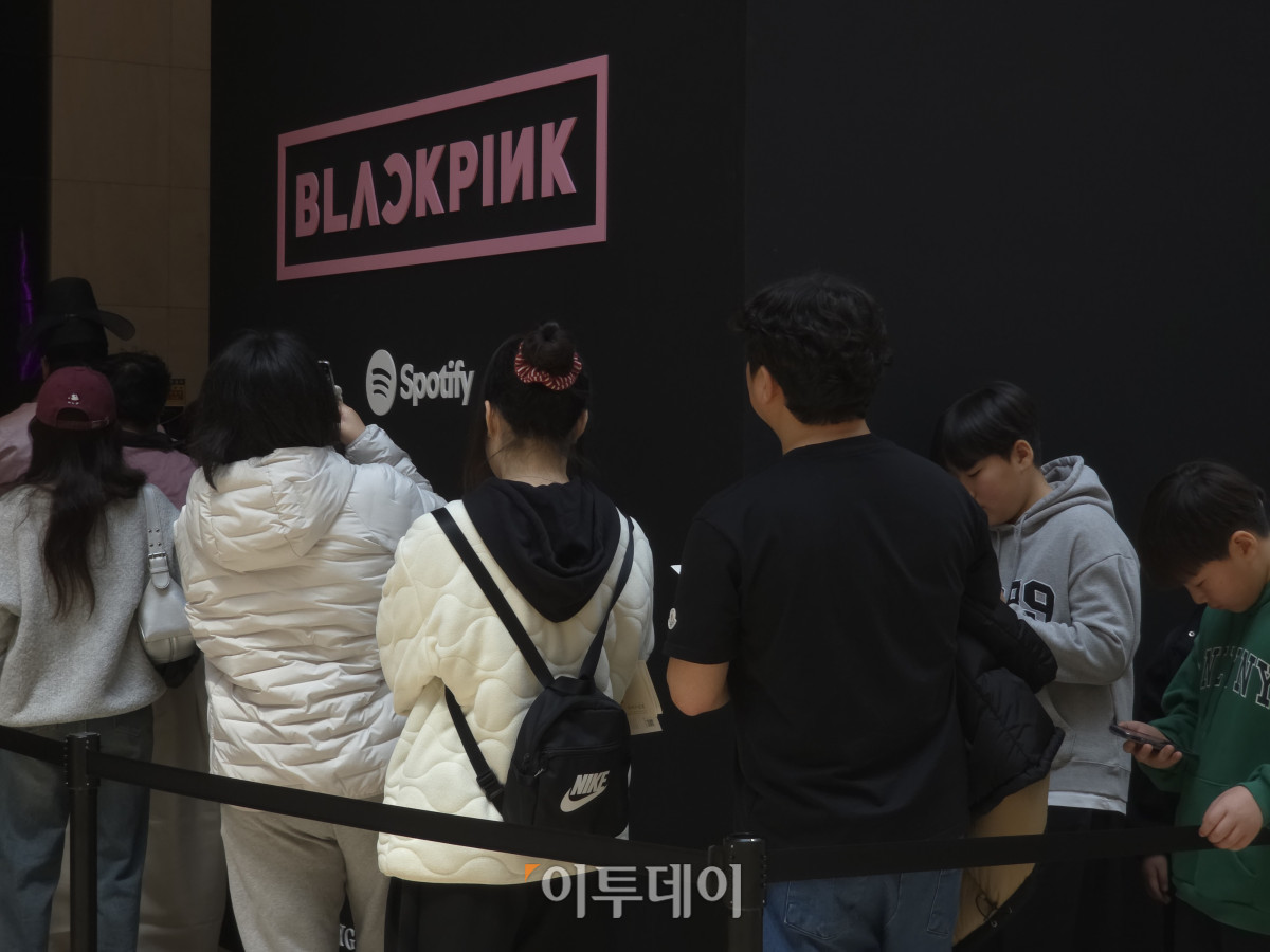 ▲27일 서울 용산구 국립중앙박물관에서 관람객들이 블랙핑크 리스닝 존 입장을 위해 대기하고 있다. (장유진 기자 @yxxj)