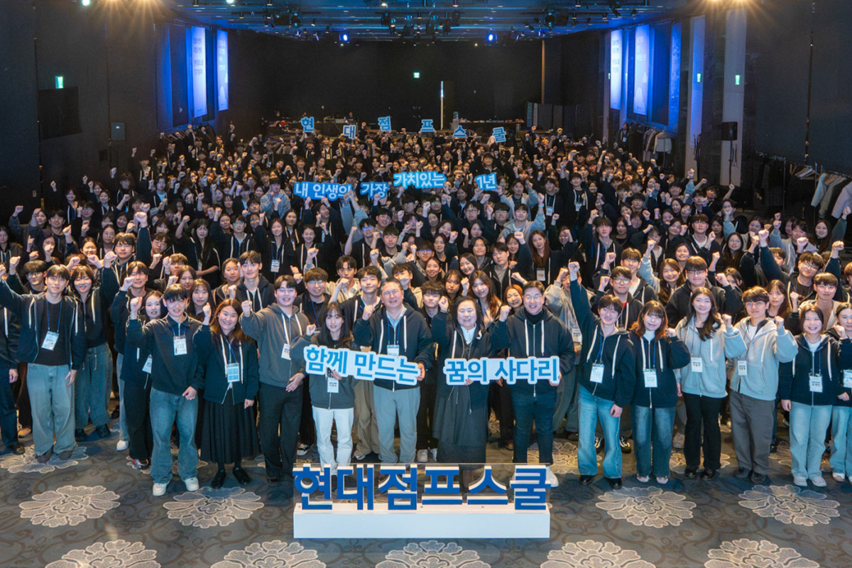 ▲‘현대점프스쿨’ 13기 발대식에서 참가자들이 단체사진을 촬영하고 있는 모습 (사진=현대차그)