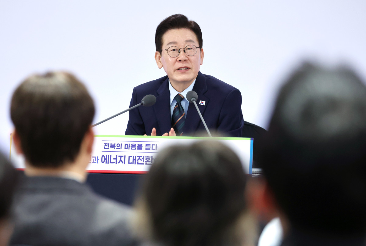 ▲이재명 대통령이 27일 전북 전주시 전북대학교에서 열린 '전북의 마음을 듣다' 타운홀미팅 간담회에서 발언하고 있다.