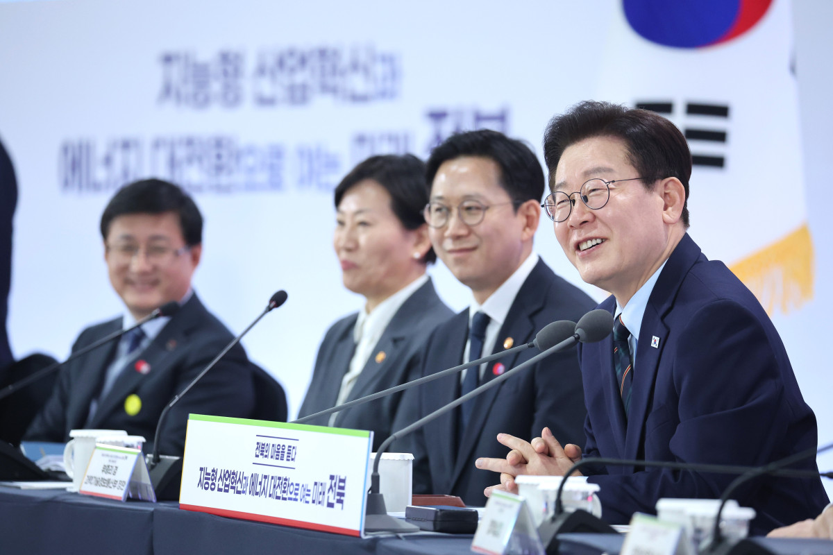 ▲이재명 대통령이 27일 전북 전주시 전북대학교에서 열린 '전북의 마음을 듣다' 타운홀미팅 간담회에서 발언하고 있다. 사진=연합뉴스