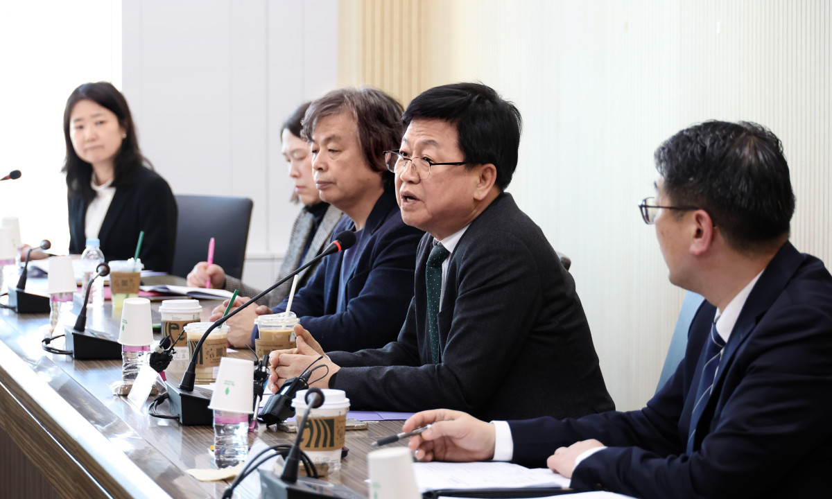 ▲최교진 교육부 장관이 27일 서울 TP타워에서 학생, 학부모, 학교장 등과 함께 교복제도 개선을 위한 현장 간담회에 참석해 모두발언하고 있다. (교육부)