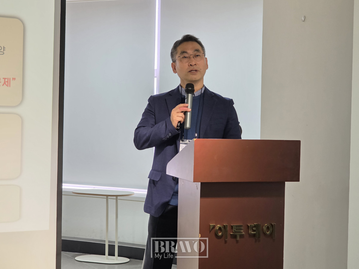 ▲기조 발제 중인 김정근 강남대 시니어비즈니스학과 교수.