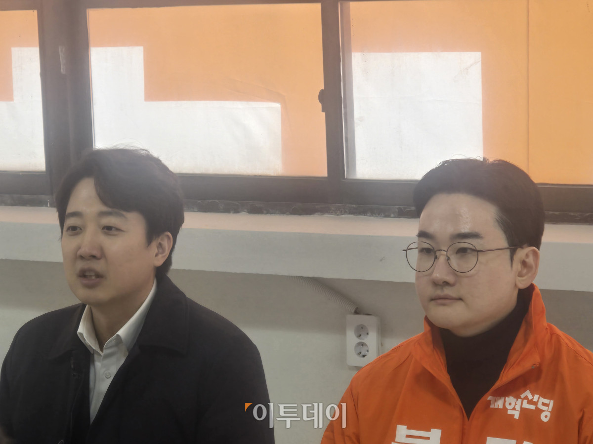 ▲개혁신당 이준석대표와 부산시장 정이한 예비후보가 기자와의 질문에 답변하고 있다. (서영인기자 hihiro@)