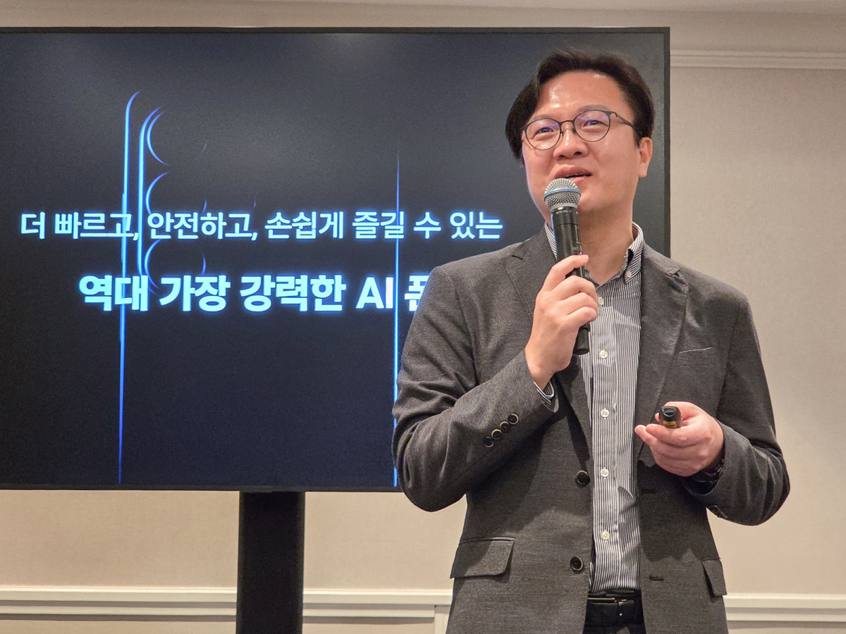 ▲26일(현지시간) 미국 샌프란시스코에서 진행된 갤럭시 하드웨어 혁신 브리핑에서 삼성전자 모바일경험(MX) 사업부 하드웨어 담당 문성훈 부사장이 설명하고 있는 모습 (사진제공-삼성전자)