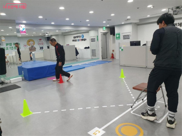 ▲서울체력9988 체력인증센터에서 체력을 측정하고 있다.(서울시청)