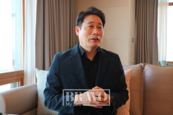 ▲최영국 더클래식500 사장이 최근 서울 광진구에 있는 더클래식500에서 브라보마이라이프와 인터뷰를 하고 있다. 서지희 기자 jhsseo@