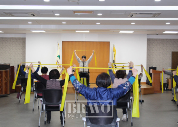 ▲입주자들이 운동 프로그램에 참여하고 있다.(사진=박지수 기자 jsp@)