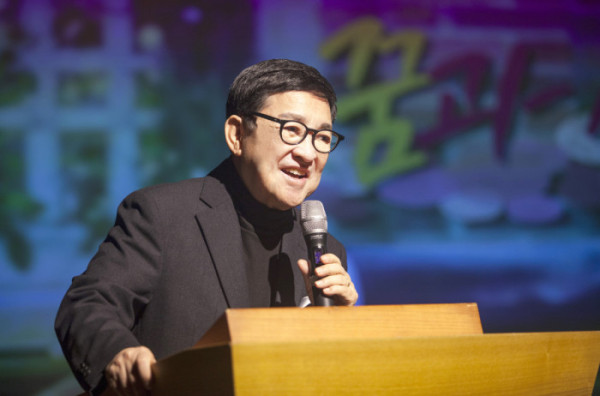 ▲가양타워 안에 있는 송도아트홀에서 행사를 진행하고 있는 노형건 씨.(서울시니어스 가양타워 제공)