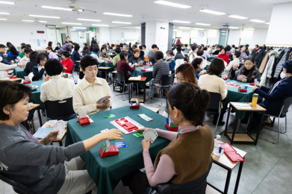 ▲2월 4일 서울 강남구 한국브리지협회 회관에서 열린 ‘2월 회원의 날’ 시합에서 참가자들이 테이블마다 앉아 진지한 표정으로 경기에 임하고 있다.(이준호 기자)