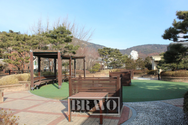 ▲‘KB 골든라이프케어 평창 카운티’ 옥상 산책로 모습. 서지희 기자 jhsseo@