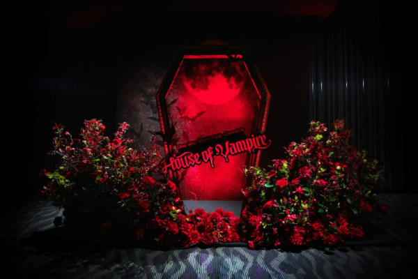 ▲엔하이픈 '하우스 오브 뱀파이어' 전시(사진제공=하이브재팬)