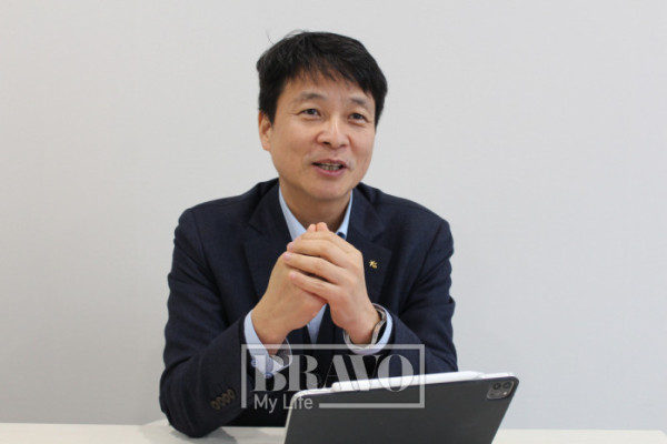 ▲유복재 KB골든라이프케어 상무가 지난달 KB골든라이프케어 평창 카운티에서 브라보마이라이프와 인터뷰를 진행하고 있다. 서지희 기자 jhsseo@