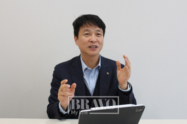 ▲유복재 KB골든라이프케어 상무가 지난달 KB골든라이프케어 평창 카운티에서 브라보마이라이프와 인터뷰를 진행하고 있다. 서지희 기자 jhsseo@