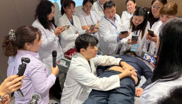 ▲‘자생한방병원_한의_치료법_설명회’에_참여한_몽골 의료진들이 한의통합치료 시연 강의를 듣고 있다.(자생한방병원)