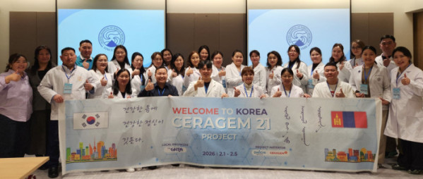 ▲‘자생한방병원_한의_치료법_설명회’에_참여한_몽골 의료진들과 관계자들이 기념촬영을 하고 있다.(자생한방병원)