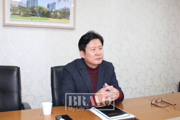 ▲박성현 삼성노블카운티 본부장이 삼성노블카운티에서 브라보마이라이프와 인터뷰를 진행하고 있다.(박지수 기자 jsp@)