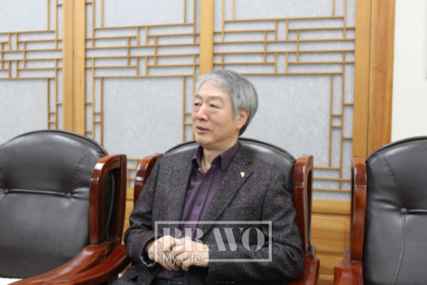 ▲노블레스타워에서 손완상 부사장이 브라보마이라이프와 인터뷰를 하고 있다. (박지수 기자 jsp@)