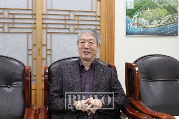 ▲노블레스타워에서 손완상 부사장이 브라보마이라이프와 인터뷰를 하고 있다. (박지수 기자 jsp@)