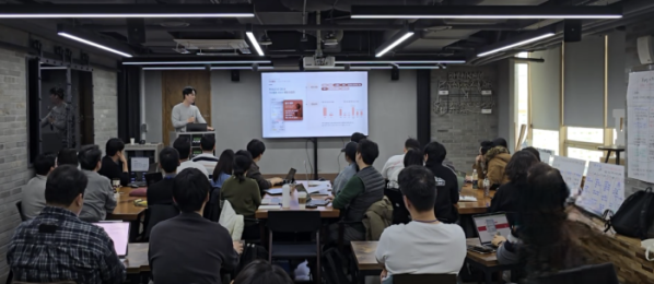 ▲김견원 케어네이션 대표가 21일 서울 공덕 FRONT1에서 열린 ‘AI 시대, 돌봄 산업의 미래 | Care-Tech 2026’에서 돌봄 시장의 데이터 기반 설계와 플랫폼 비즈니스 모델에 관해 발표하고 있다. (시니어퓨처 제공)