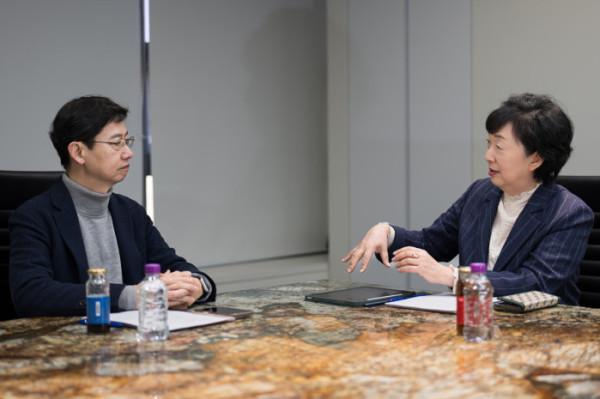 ▲본지 라운지 대회의실에서 진행된 대담에서 토론 중인 박영란 교수(좌)와 이윤환 회장(우). (이준호 기자)