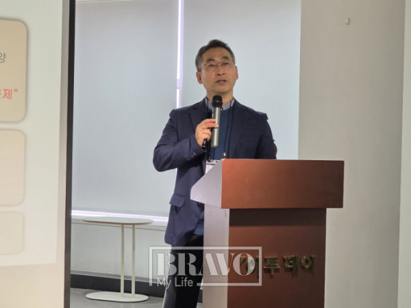 ▲기조 발제 중인 김정근 강남대 시니어비즈니스학과 교수.