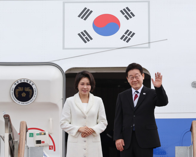 ▲싱가포르와 필리핀을 국빈방문하는 이재명 대통령과 김혜경 여사가 1일 성남 서울공항 공군1호기에서 환송객에게 인사하고 있다. (연합뉴스)