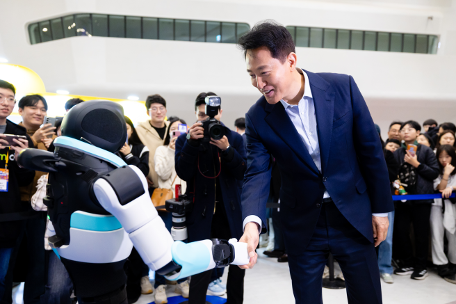 ▲서울AI페스티벌 2026 현장서 오세훈 서울시장이 로봇과 악수를 하고 있다. (사진제공=서울시)