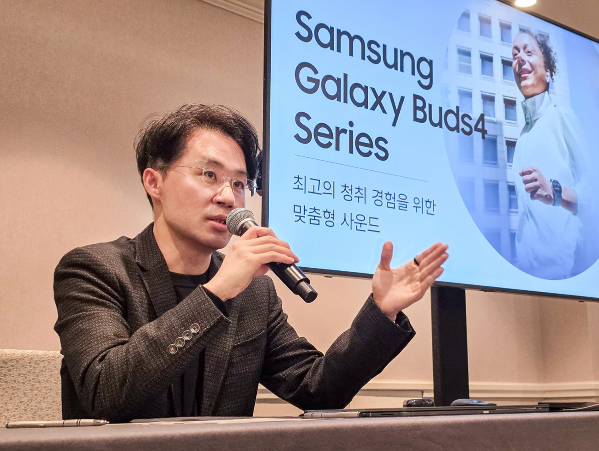 ▲2월 26일(현지시간) 미국 샌프란시스코에서 진행된 갤럭시 하드웨어 혁신 브리핑에서 삼성전자 모바일경험(MX) 사업부 오디오그룹 문한길 마스터가 설명하고 있는 모습 (사진제공-삼성전자)