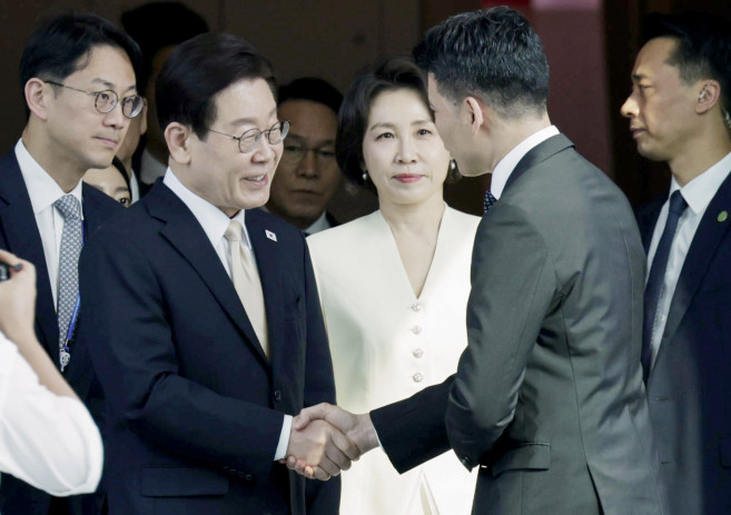 ▲싱가포르를 국빈방문한 이재명 대통령과 김혜경 여사가 1일 창이 국제공항에서 영접 인사와 악수하고 있다. (연합뉴스)