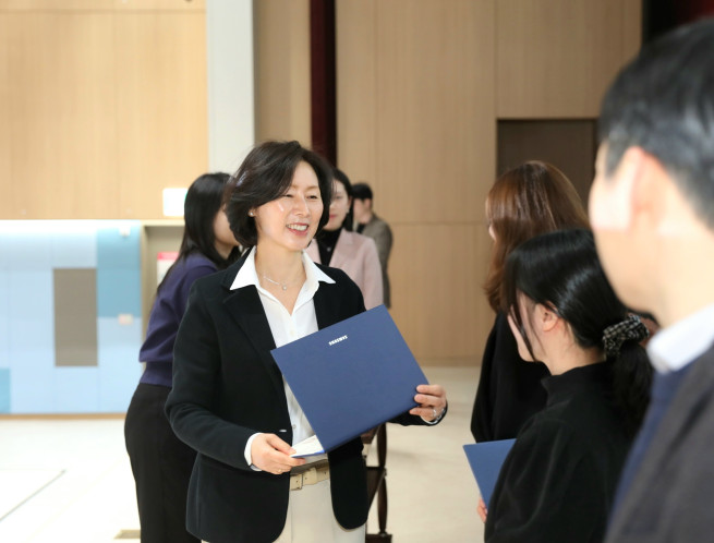 ▲김경아 삼성바이오에피스 사장(왼쪽)이 창립 14주년 기념 행사에서 우수 직원을 시상하고 있다. (사진제공=삼성바이오에피스)