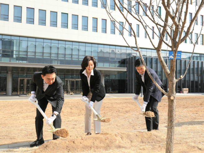 ▲김경아 삼성바이오에피스 사장(왼쪽 두 번째)과 임직원들이 창립 14주년 기념 식수 행사를 진행하고 있다. (사진제공=삼성바이오에피스)
