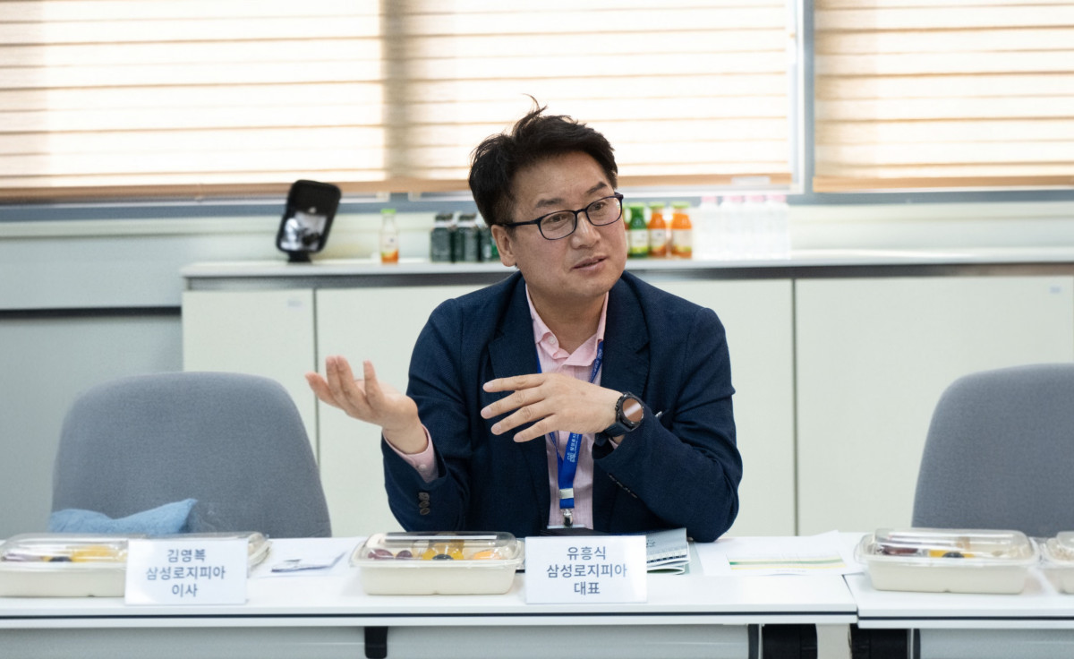 ▲유흥식 삼성로지피아 대표가 지난달 26일 충남 아산시 소재 공장 사무실에서 기자간담회를 갖고 “올해 260억원 매출을 달성하고 2030년까지 700억원의 매출을 올리겠다”는 목표를 제시했다. (사진제공=메인비즈협회)